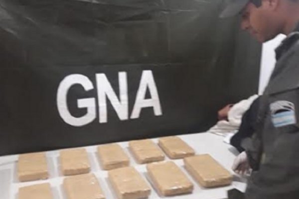Hombre llevaba marihuana en su bolso y una mujer tenía adosada a su cuerpo