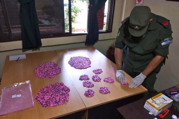 En las puertas delanteras de su automóvil ocultaba más de 16.000 pastillas de éxtasis y anfetamina