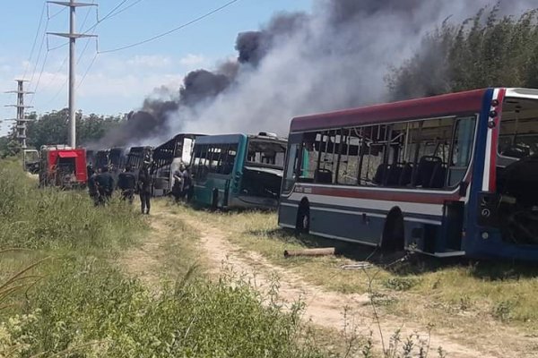 Impactante incendio de colectivos en Corrientes