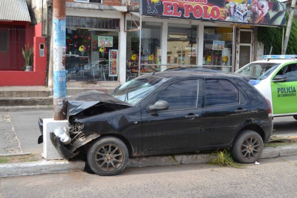 Impactante choque de un automovilista a un poste de luz