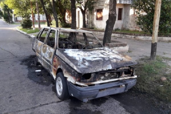 Voraz incendio de un auto