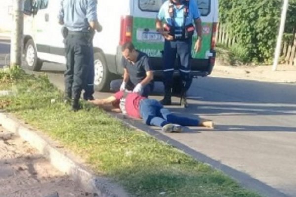 Motociclista terminó inconsciente tras perder el control y caer pesadamente al asfalto