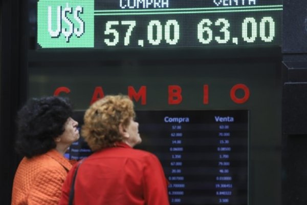 El Banco Central sostuvo al dólar, que cerró casi estable