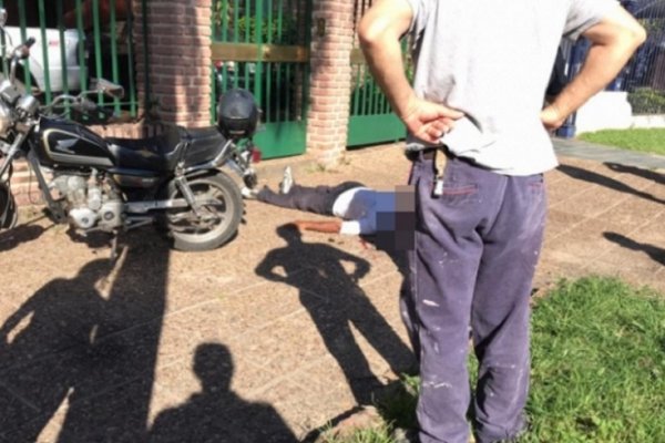 Murió el hombre que se disparó en la vereda de una casa