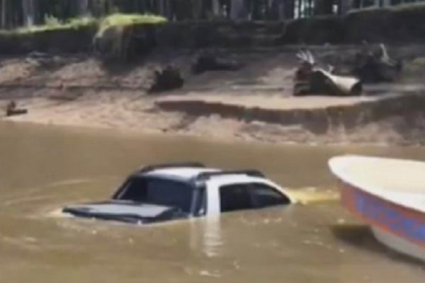 Camioneta cayó al río