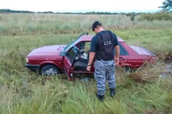 Hallaron en un zanjón un auto lleno de cigarrillos de contrabando