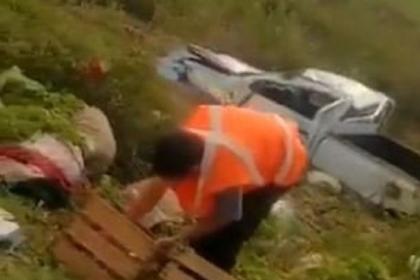 Dos heridos al despistar una camioneta con cajones de verduras