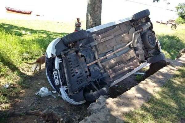 Corrientes: Automovilista alcoholizado volcó
