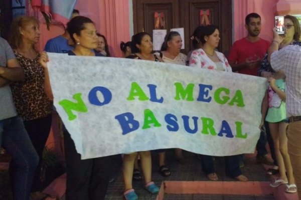 San Luis del Palmar: Vecinos se manifestaron en contra del basural a cielo abierto en el Pontón