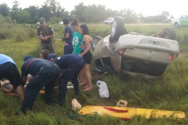 Ituzaingó: Conductor volcó al esquivar a un animal suelto en Ruta 12