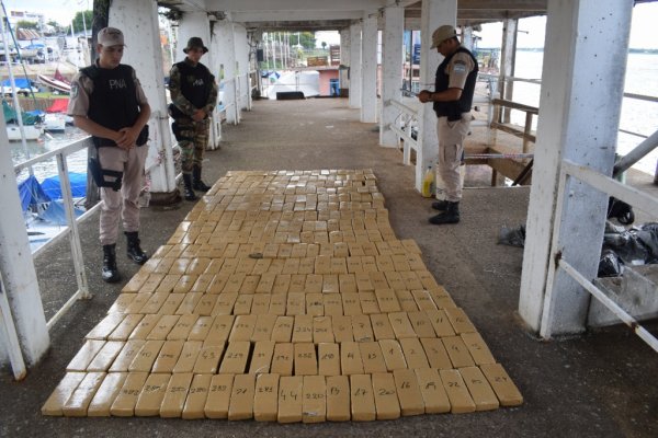 Prefectura detuvo a dos narcotraficantes y secuestró un cargamento de 300 kilos de marihuana en el río Paraná