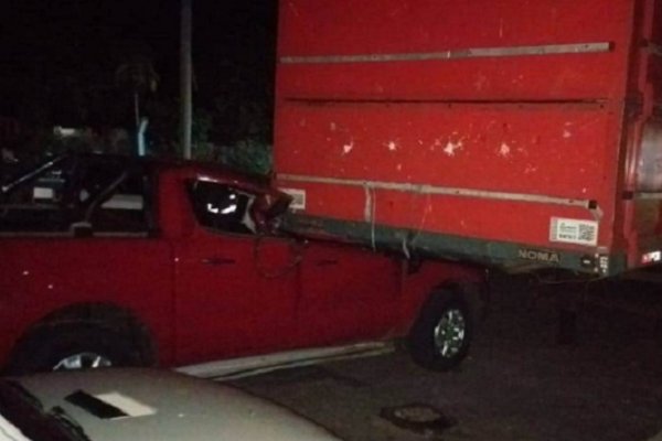 Conductor chocó un acoplado que estaba estacionado