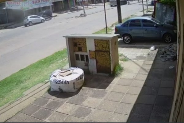 Corrientes: Un automovilista perdió el control y chocó contra un poste, impactante video