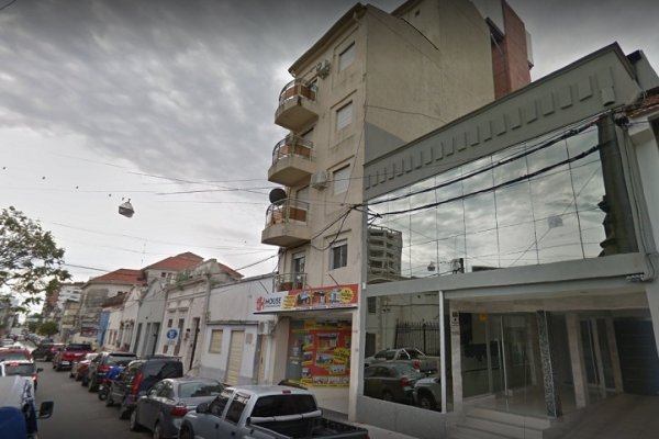 Joven cayó de la terraza de un edificio céntrico: Está internado grave
