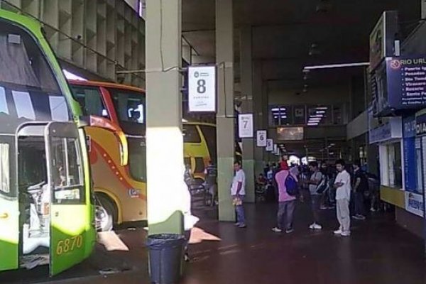 Corrientes: En la terminal de colectivos demoraron a un joven acusado de violencia de género