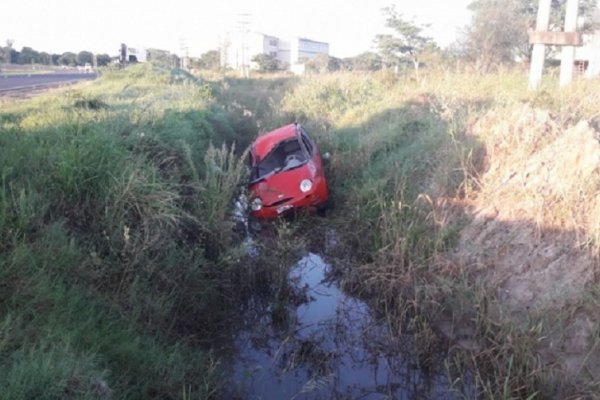 Corrientes: Perdió el control de su auto y terminó en una zanja