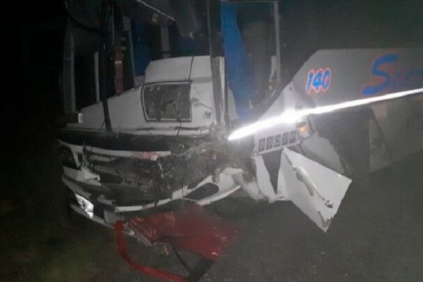 Córdoba: Cinco muertos tras choque entre auto y un micro