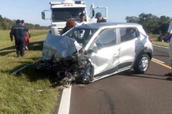 Dos heridos tras choque frontal entre un auto y un camión en Ruta 12