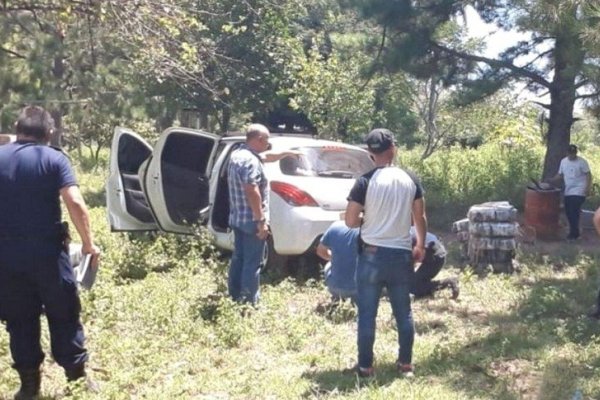 Corrientes: Buscan al propietario del auto hallado abandonado con 400 kilos de marihuana