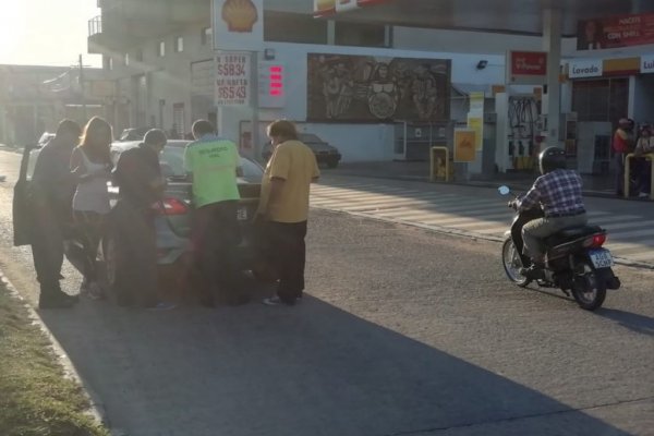 Corrientes: Conductora se habría encandilado por el sol y chocó un colectivo