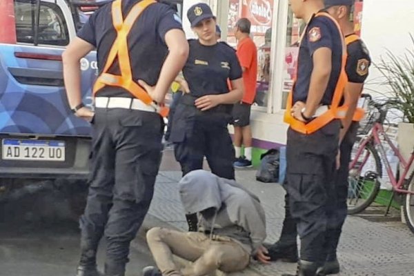Corrientes. Adolescente golpeó a una vendedora para robar en casa deportiva de la peatonal