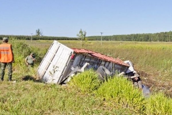 Corrientes: Un hombre falleció tras despistar y volcar con su camión de carga en la ruta 12