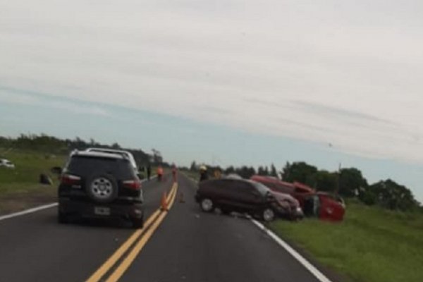Ruta 12: Choque múltiple dejó a varios heridos y una persona atrapada cerca de El Sombrero