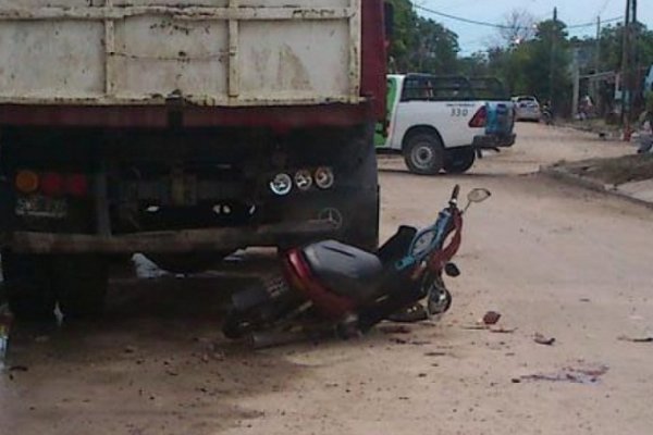 Motociclista chocó contra un camión estacionado y perdió un dedo