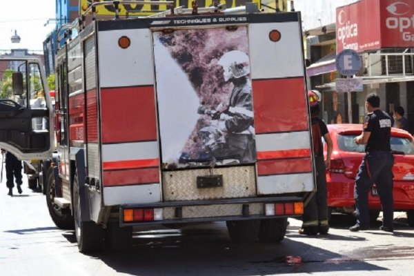 Desperfecto eléctrico provocó incendio en un carrito de hamburguesas en las Mil Viviendas