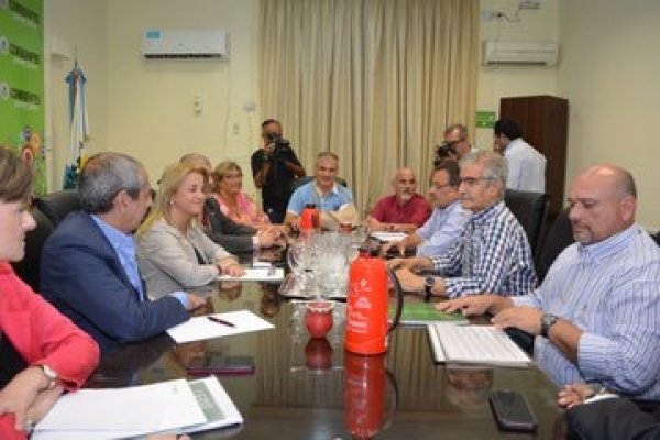 Corrientes: Tras el cuarto intermedio, inició la reunión con gremios docentes