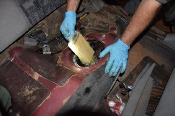 Corrientes: Ocultaban más de 18 kilos de marihuana en el tanque de combustible de un auto