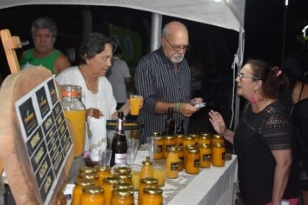 Feria gastronómica y artesanal con artistas correntinos y comidas típicas