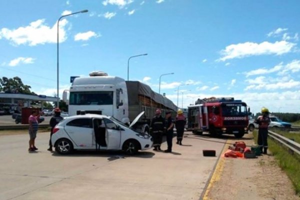 Dos correntinos salían de una estación de servicio y fueron arrasados por un camión