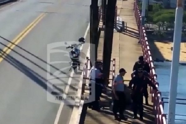 Policías evitaron que un joven se tire del puente General Belgrano