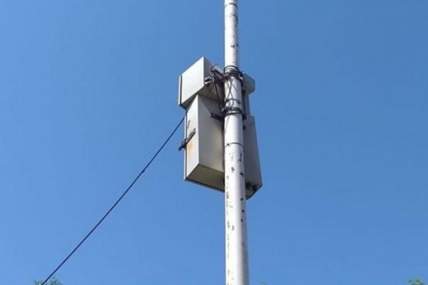 Derrumbaron una cámara de fotomultas en barrio de la capital correntina