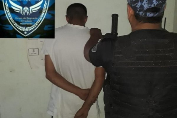 Huyó de la policía por los techos, se escondió en un tanque de agua, pero lo atraparon