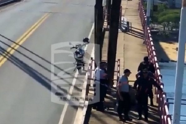 Policías evitaron que una mujer se arroje del puente Interprovincial