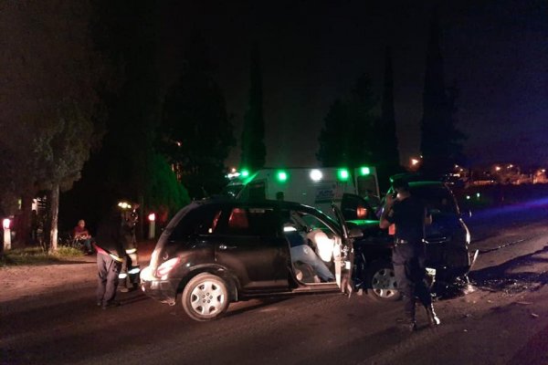 Choque frontal por Ruta 12 y Cazadores Correntinos entre dos automóviles dejó tres heridos