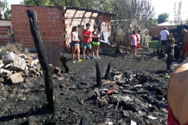 Precaria vivienda fue destruida por completo en un incendio