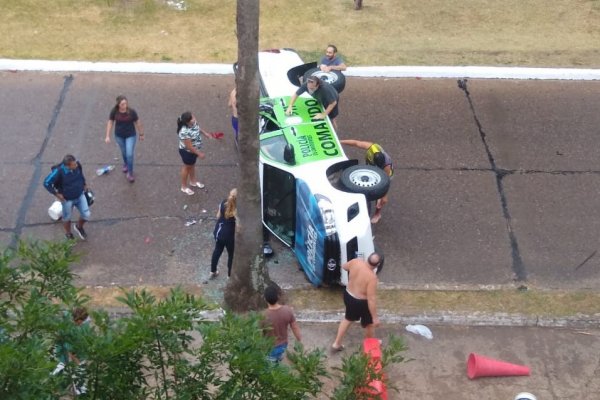 Corrientes: Vuelca una camioneta policial en plena avenida de la ciudad