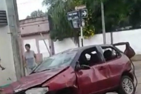 Corrientes: Un hombre sobrevivió en forma milagrosa tras volcar con su automóvil