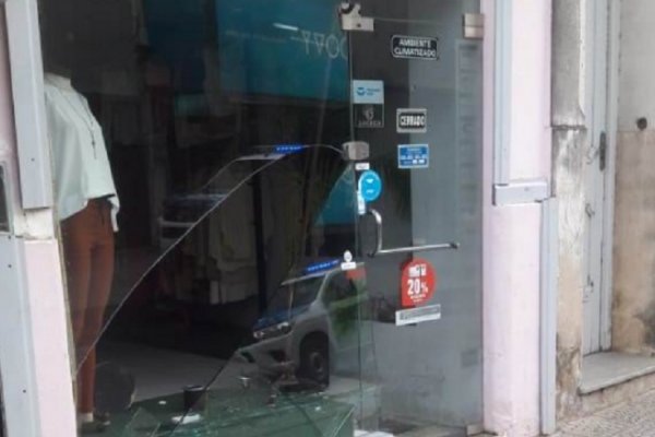 Vidriera rota en plena peatonal