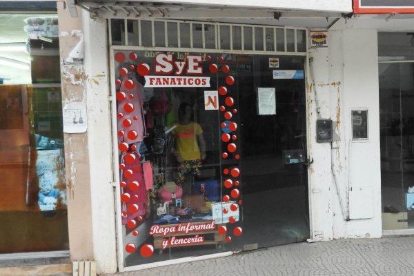 Corrientes: Desvalijaron un negocio de ropas en plena peatonal Junín