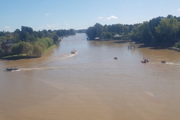 Buscan a un hombre que desapareció de la superficie del río mientras arreaba vacas