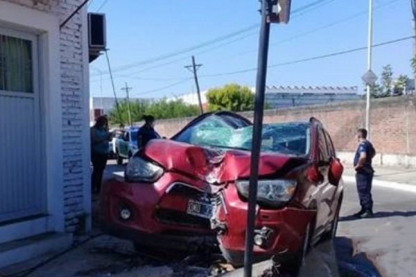 Se descompuso mientras manejaba y chocó contra un poste de electricidad