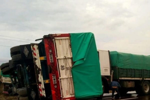 Corrientes: Un camión volcó y terminó impactando contra otro