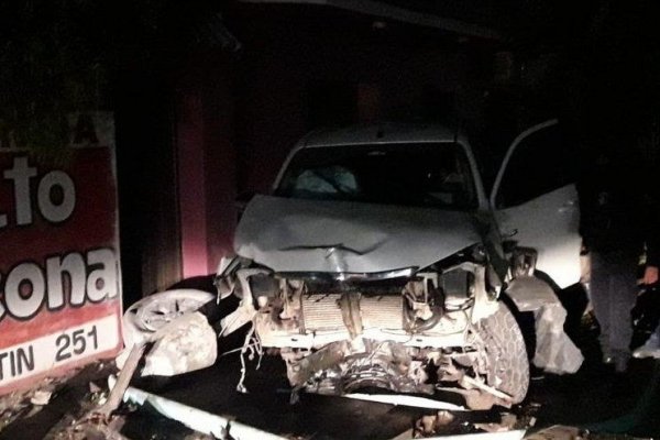 Corrientes: Robaron camioneta de una agencia y la estrellaron contra un poste