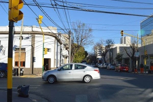 Insólito: Prendió un cigarrillo y se lo robaron en un semáforo de la capital correntina