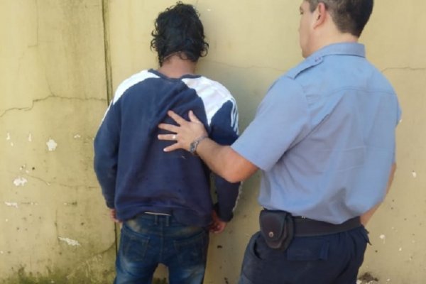Sujeto cobraba peaje con su familia y fue detenido