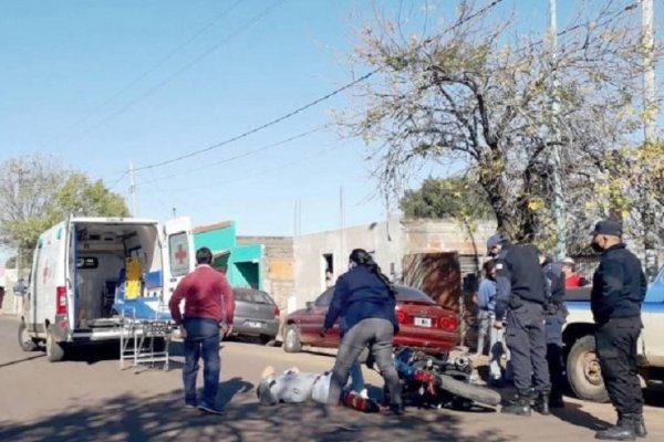 Motociclista se distrajo e impactó contra una camioneta estacionada